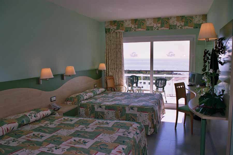 http://photos1.hotelsearch.com/0007/3469/caprici-verd-santa-susanna_big.jpg