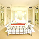  Ouvert en juillet 2001 et situé à 5 kilomètres de Marbella, le Rio Real Golf Hotel constitue une authentique oasis de calme, où le service personnalisé s'adapte de manière individualisée à chaque client. Comme il est le premier hôtel (Boutique Hotel) de Marbella, il saisit les essences de l'atmosphère andalouse traditionnelle, en les optimisant et en les transformant en un confort élégant et contemporain. L'hôtel a été décoré par le célèbre architecte d'intérieur Pascua Ortega. Le nombre limité de chambres et de suites nous permet de fournir à nos clients les services les plus exclusifs et le nec plus ultra en matière de personnalisation. Les 30 suites et chambres de l'hôtel ont toutes été décorées avec du mobilier de choix et des matières et des tissus sélectionnés avec soin pour offrir un environnement intérieur très paisible, élégant et vaste, avec de splendides vues sur le terrain de golf.

